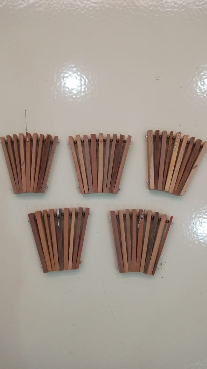 Kit com 5 Leques de madeira pequeno 10 cm